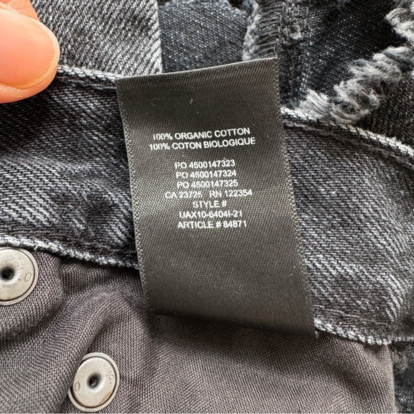 DENIM FORUM • The Yoko Exposed Button Short in Black - Picture 9 of 13